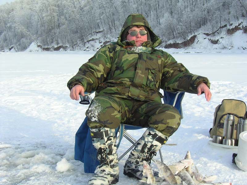 Мужик на рыбалке зимой